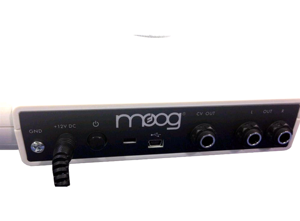 Moog Theremini Wavetable, Pitch korreksjon og CV utgang