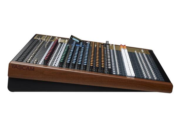 TASCAM MODEL 24 - 22 kanals mikser with 24-Track Digital Recorder 